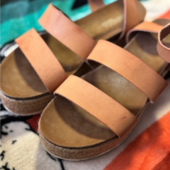 Spring Step Tan Platform Sandals - Picture 4 of 11